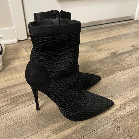 Steve Madden Raylen Booties in Black (Size: 7) - Picture 3 of 6